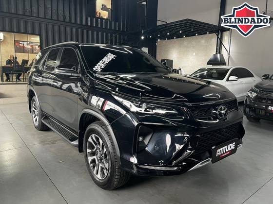 TOYOTA HILUX SW4 2.8 D-4D TURBO DIESEL SRX PLATINUM 7L 4X4 AUTOMÁTICO TOYOTA HILUX SW4 2.8 D-4D TURBO DIESEL SRX PLATINUM 7L 4X4 AUTOMÁTICO